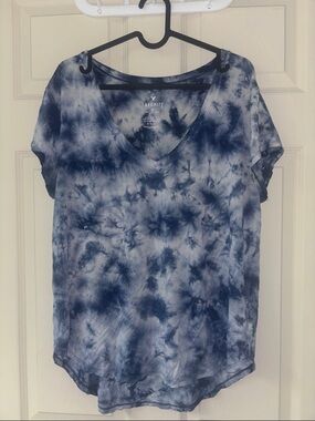 American Eagle Outfitters Women's Blue and White Tie-Dye V-Neck Tee